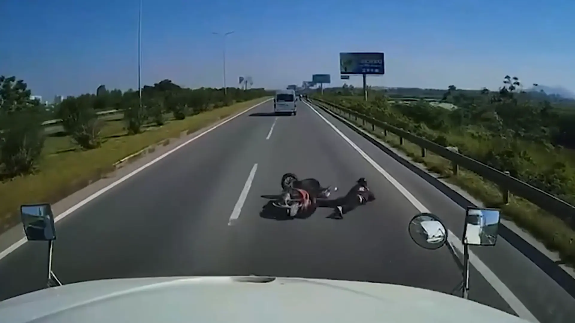 Người lái xe máy mất tập trung ngã ngay trước đầu ô tô